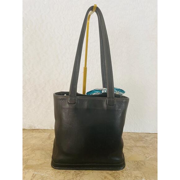 Vtg Coach Bleecker black glovetanned / leather, shoulder bag, duffle, 9305 - Picture 2 of 10